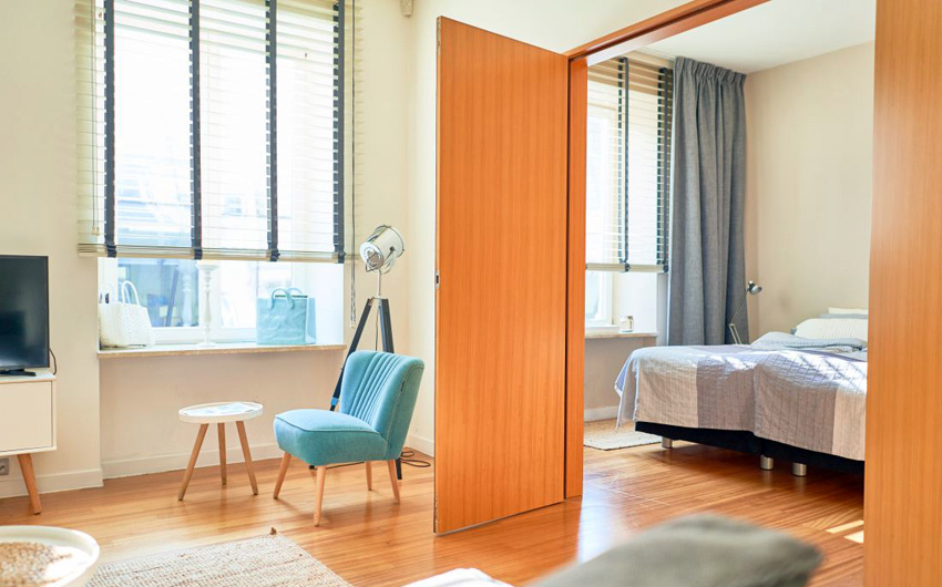 Houten jaloezieën en plissé gordijnen voor huis